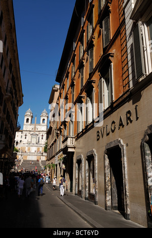 Roma Italia il quartiere alla moda di strada per lo shopping di via dei Condotti e la chiesa di Trinità dei Monti in Piazza di Spagna Foto Stock