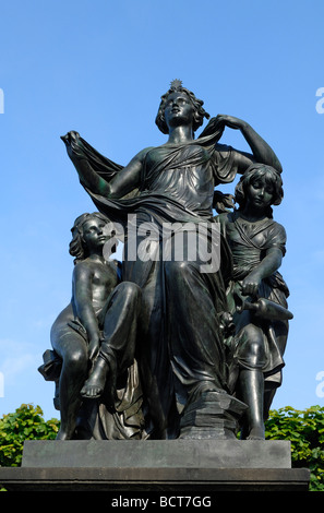 Sculture allegoriche contro un cielo blu sul Bruehlschen Terrasse terrazze, Dresda, Sassonia, Germania, Europa Foto Stock