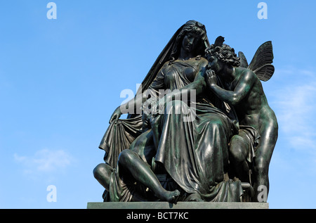 Sculture allegoriche contro un cielo blu sul Bruehlschen Terrasse terrazze, Dresda, Sassonia, Germania, Europa Foto Stock