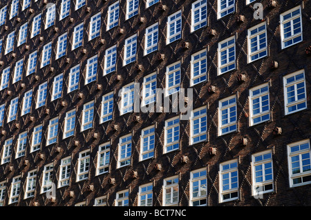 File di windows, facciata di edificio Sprinkenhof, Kontorhaus district, Amburgo, Germania, Europa Foto Stock