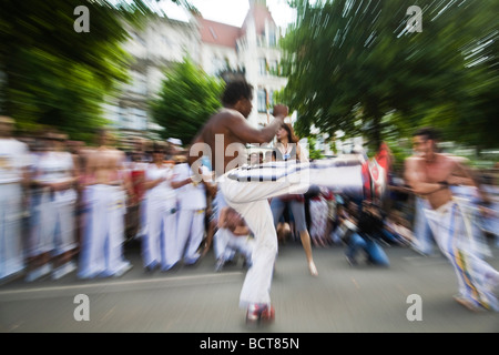 Dancing open-chested uomo al Karneval der Kulturen carnevale di culture, quartiere Kreuzberg di Berlino, Germania, Europa Foto Stock