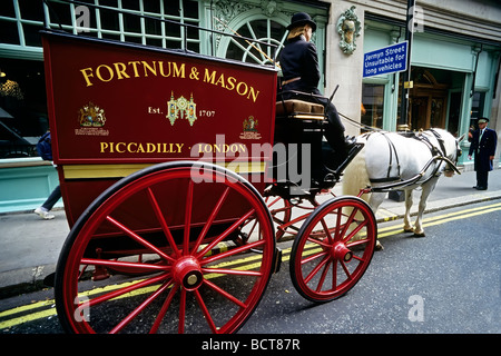 Hackney storico allenatore di Fortnum & Mason, delicatessen store, Jermyn Street e Piccadilly, Londra, Inghilterra, Regno Unito, Europa Foto Stock