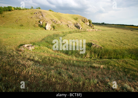 Vista di un paese moldavo nel lato del Nord. Piccole colline calcaree usate per essere una volta che il fondo del mare Sarmatian. Foto Stock