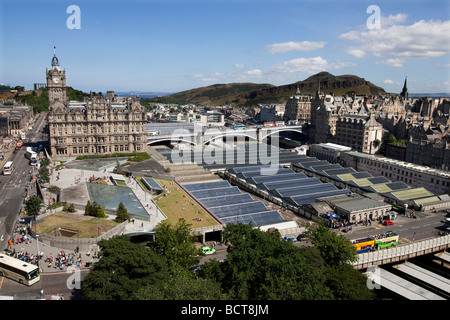 Vista da Scotts monumento in Edinburgh cerca su Waverley Bridge,Waverley Street Stazione ferroviaria,il Balmoral Hotel Foto Stock