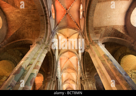 Archivio interno della Basilica romanica Saint Julien, Brioude, Haute Loire, Auvergne Francia, Europa Foto Stock