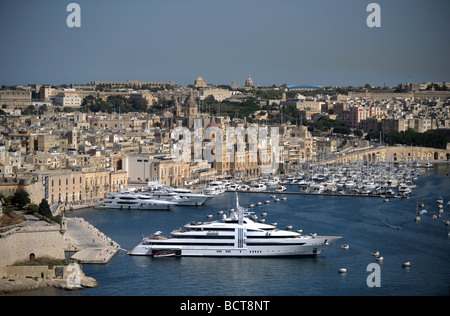 Il super yacht di lusso vivace curiosità ormeggiato al Grand Harbour Marina in Birgu, Malta Foto Stock