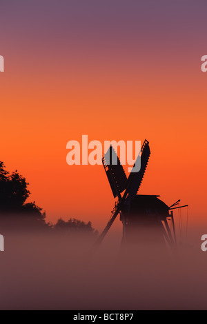 Sunrise al mulino a vento Langelandster in Garmerwolde. Provincia di Groningen, Paesi Bassi Foto Stock