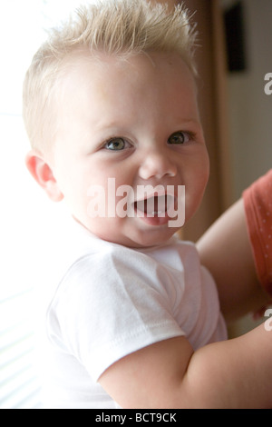 Un anno vecchio ragazzo che sorride per il suo compleanno Foto Stock