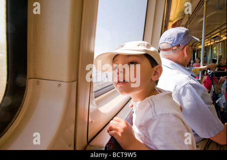 Tre e 1/2 anno vecchio ragazzo ispanico guarda fuori dalla finestra di un treno della metropolitana sulla linea arancione in Boston MA Foto Stock