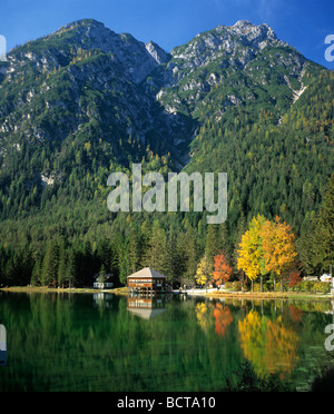 Toblacher vedere il lago, autunno umore, Dobbiaco, Pusteria, Bolzano, Alto Adige, Italia, Europa Foto Stock