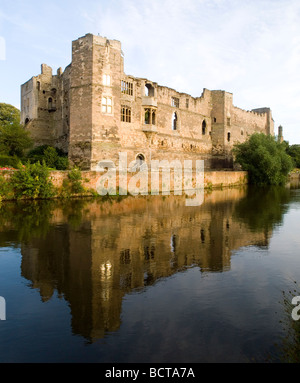 Newark Castle riflessa nel fiume Trent, Newark Nottinghamshire England Regno Unito Foto Stock