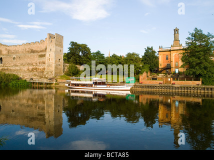 Newark Castle riflessa nel fiume Trent, Newark Nottinghamshire England Regno Unito Foto Stock