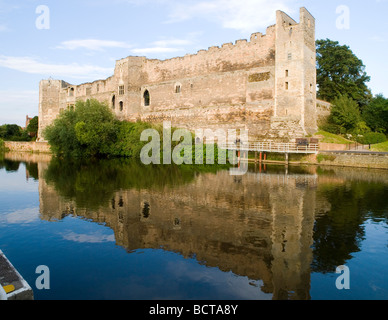 Newark Castle riflessa nel fiume Trent, Newark Nottinghamshire England Regno Unito Foto Stock