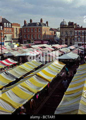 Giorno di mercato a Newark, Nottinghamshire Foto Stock