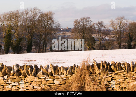 Cotswold muro di pietra nella neve vicino a Stow on the Wold Foto Stock