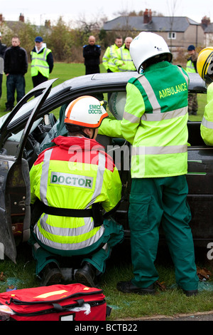 Il traffico stradale Simulazione di incidente al college locali che mira a offrire potenzialmente salvataggio dei messaggi per i giovani conducenti Foto Stock