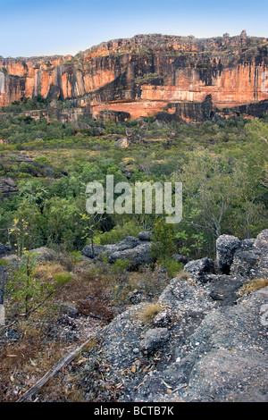Nourlangie Rock dalla pistola-warddehwardde belvedere nel parco nazionale Kakadu UNESCO - Sito Patrimonio dell'umanità. Territorio del Nord, l'Australia Foto Stock