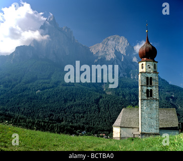 San Valentino la chiesa di fronte a Mt. Lo Sciliar e montagna Santnerspitze, Siusi Alto Adige, Italia, Europa Foto Stock