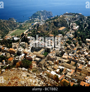 Vista da Castelmola su Taormina, antico teatro romano, mare, Sicilia, Italia, Europa Foto Stock