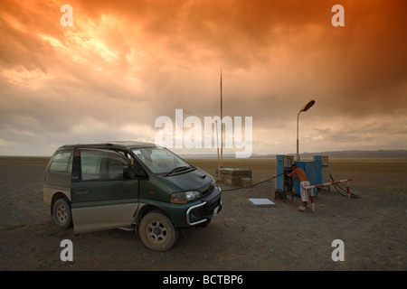 Alimentato a mano stazione di benzina nel deserto del Gobi, il rifornimento di carburante di un veicolo fuoristrada, Mongolia Foto Stock