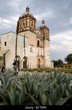 La Chiesa di Santo Domingo iniziato nel 1572 dall'ordine domenicano è ora un museo su una zona pedonale di strada nella città di Oaxaca Messico Foto Stock