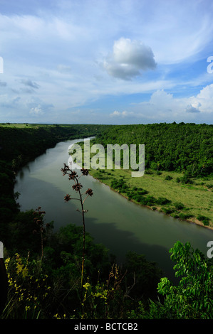 Il fiume Chavon situato a La Romana,m Repubblica Dominicana Foto Stock