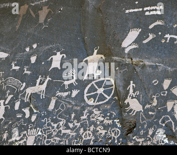 Nativi americani su petroglifi Newspaper Rock, il Parco Nazionale di Canyonlands, Utah, Stati Uniti d'America Foto Stock