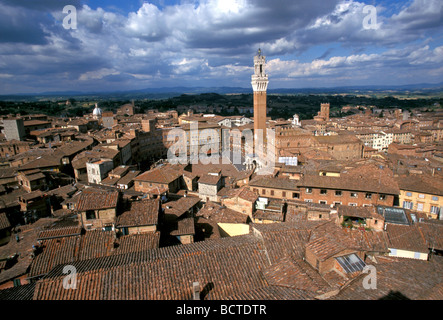 Piastrella rossi tetti, Torre del Campanile, Campo, Siena, Toscana, Italia, Europa Foto Stock