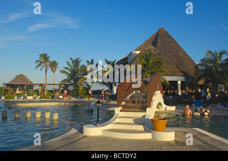 Piscina all inclusive resort Maroma spiaggia Caribe Quintana Roo stato Riviera Maya la penisola dello Yucatan in Messico Foto Stock