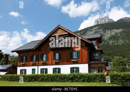 Tradizionale casa di legno in Altaussee, perdente di montagna, Ausseer Land, area Salzkammergut, Stiria, Austria, Europa Foto Stock
