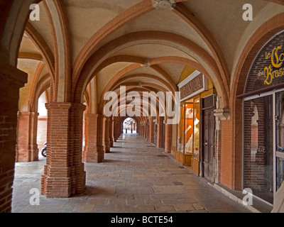 Arkade de la place Nationale in Montauban mit Läden portici de la place Nationale in Montauban con negozi Foto Stock