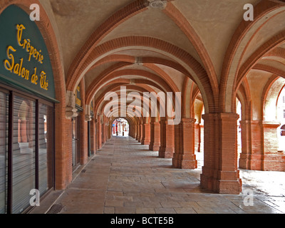 Arkade de la place Nationale in Montauban Mit einem Geschäft portici de la place Nationale in Montauban con un negozio Foto Stock