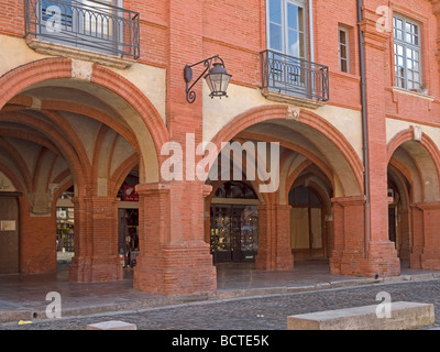 Arkade de la Place Nationale in Montauban mit Läden portici de la Place Nationale in Montauban con negozi Foto Stock