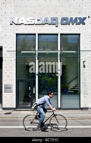 Ciclista nella parte anteriore del NASDAQ OMX edifici di Copenhagen, Danimarca, in Europa Foto Stock