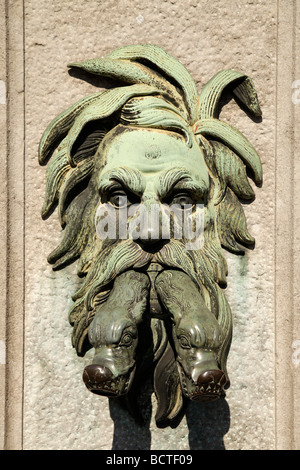 Faccia su una fontana nel centro storico di Bruges, Belgio, Europa Foto Stock