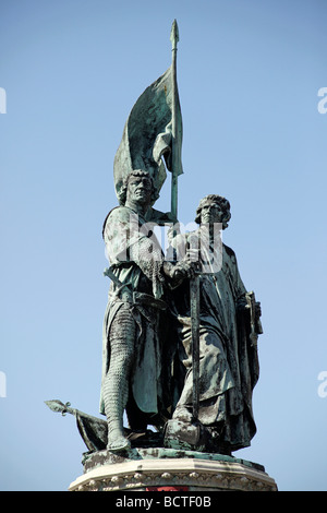 Statua di Bruges eroi folk Jan Breydel e Pieter De Coninck, sulla piazza del mercato Grote Markt, nel centro storico di Foto Stock