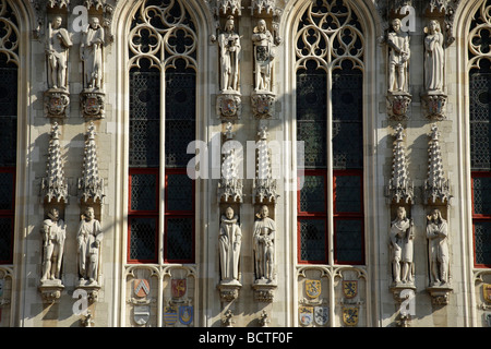 Particolare della facciata del municipio nel centro storico di Bruges, Belgio, Europa Foto Stock