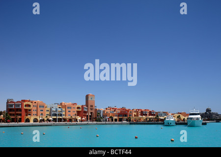 Fila di case presso la marina, Hurghada, Egitto, Mare Rosso, Africa Foto Stock