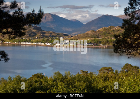 Villaggio Shieldaig da Applecross strada a Loch Sheildaig Foto Stock