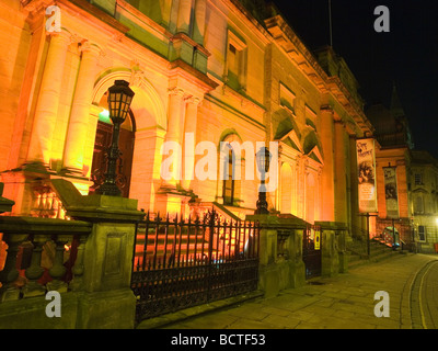 Le gallerie di giustizia illuminata di notte, Nottingham City Centre Nottinghamshire England Regno Unito Foto Stock