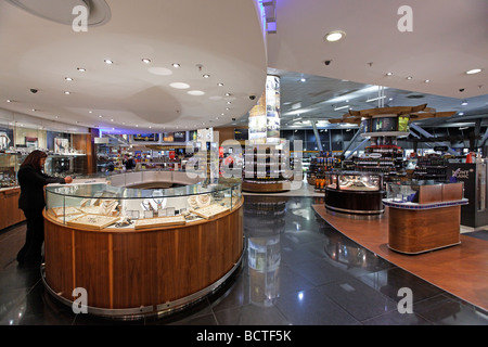 Duty free shop con gioielli, bevande alcoliche, tabacco e prodotti cosmetici, OR Tambo Aeroporto Internazionale di Johannesburg, Sud Af Foto Stock