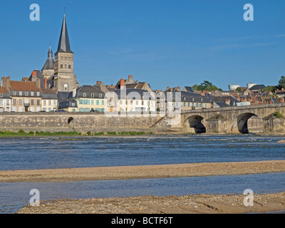 Loira presso la banca con sabbia in background storico La Charite sur Loire in corrispondenza del ponte Foto Stock