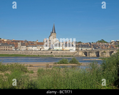 Loire bei der Brücke Loira presso la banca con sabbia e cespugli verdi nella città di sfondo La Charite sur Loire in corrispondenza del ponte Foto Stock