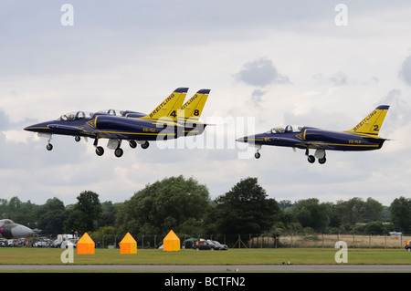 Il Breitling Jet Team in loro L-39 Albatros di decollare in gruppi di 3 pronta per la loro visualizzazione acrobazia al 2009 RIAT Foto Stock