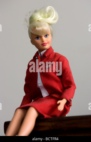 Blonde Virgin Atlantic equipaggio di cabina Air hostess assistente di volo Sindy Doll mostrato in rosso uniforme. Foto Stock