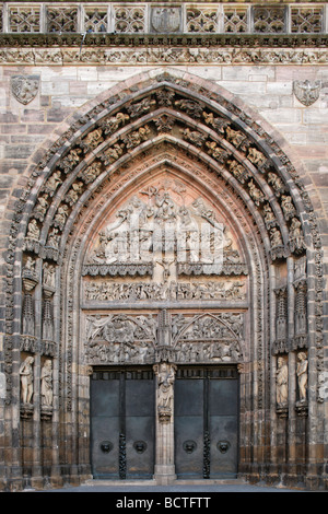 Portale, porta, gotico e la chiesa gotica di San Lorenzo, costruita a partire dal 1250, la città vecchia di Norimberga, Middle-Franconia, Franconia, Germania e Foto Stock