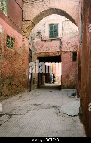 Uno stretto vicolo (souk o souq) nella Medina, la città vecchia di Marrakech, Marocco. Foto Stock