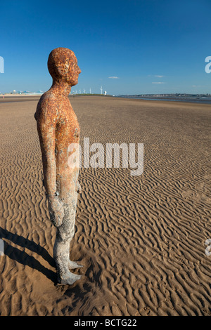 Sir Antony Gormley artwork in altro luogo si trova sulla spiaggia di Crosby che forma parte della costa di Sefton, entro il Liverpool City regione del Regno Unito. Foto Stock