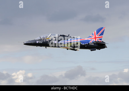 British Aerospace Hawk T1 Jet trainer dalla Royal Air Force sport un elegante paint job in sostegno della RAF Fondo Benevolo Foto Stock