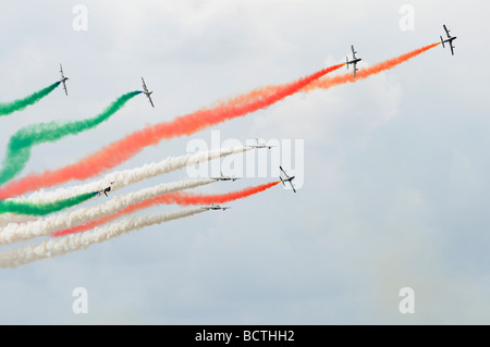 La forza aerea italiana aerobatic team display Il Frecce Tricolori eseguire una complessa manovra al 2009 RIAT Foto Stock